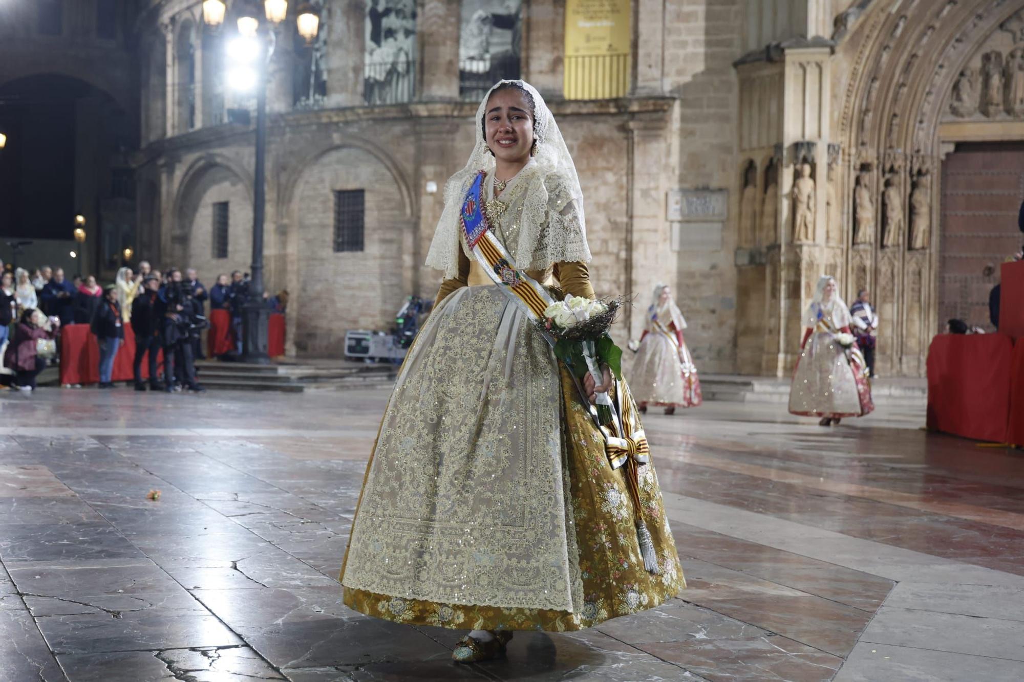 Ofrenda Fallas 2023 | Así ha sido la llegada de Paula Nieto a la plaza de la Virgen