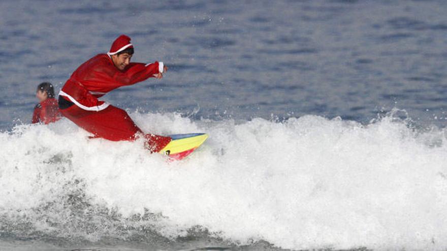 Papá Noel surca las olas en Nigrán