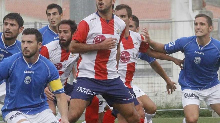 Varios jugadores del Alondras esperan para rematar un balón. // Santos Álvarez