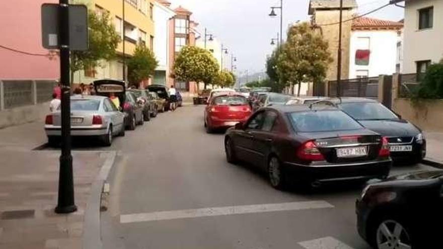 Atasco en el barrio Bustillo de Llanes el verano pasado con coches mal aparcados en la parte derecha de la vía.