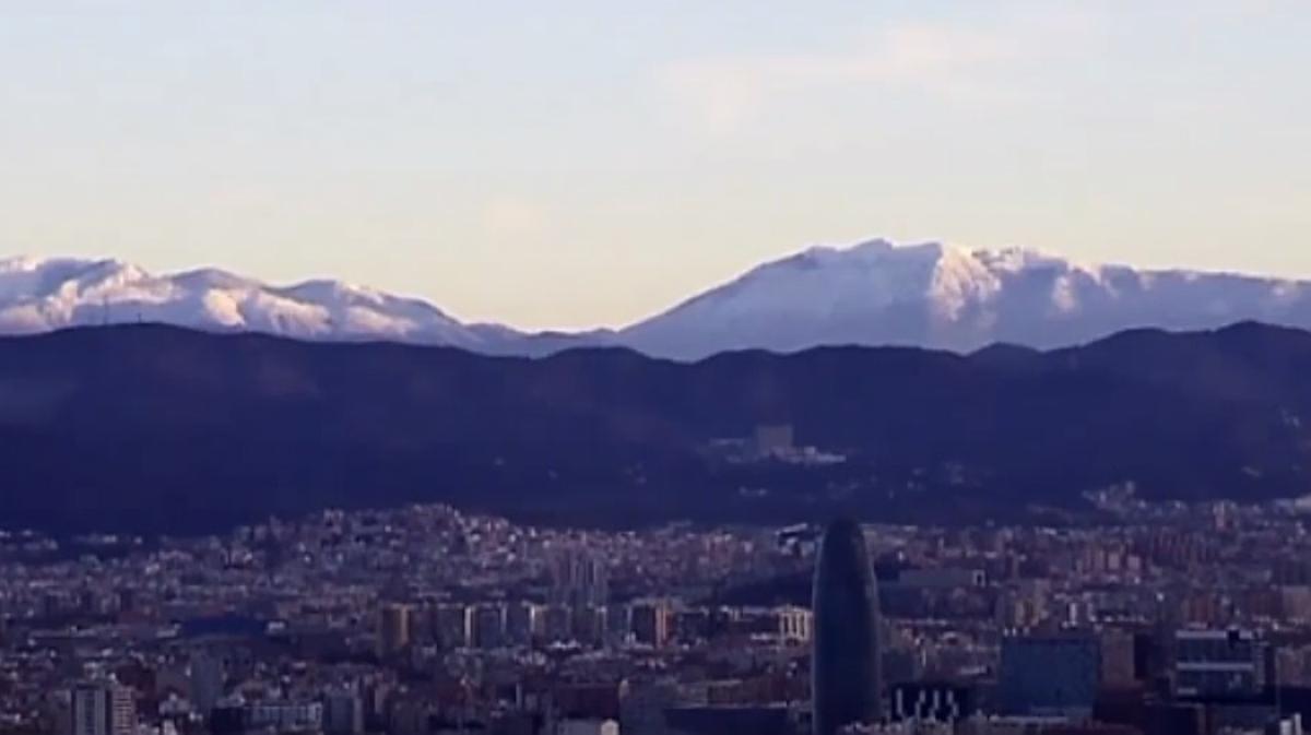 ’Timelapse’ del Montseny nevat, vist des de Barcelona just quan surt el sol.