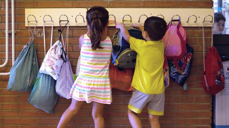 Dos escolares en la escoleta