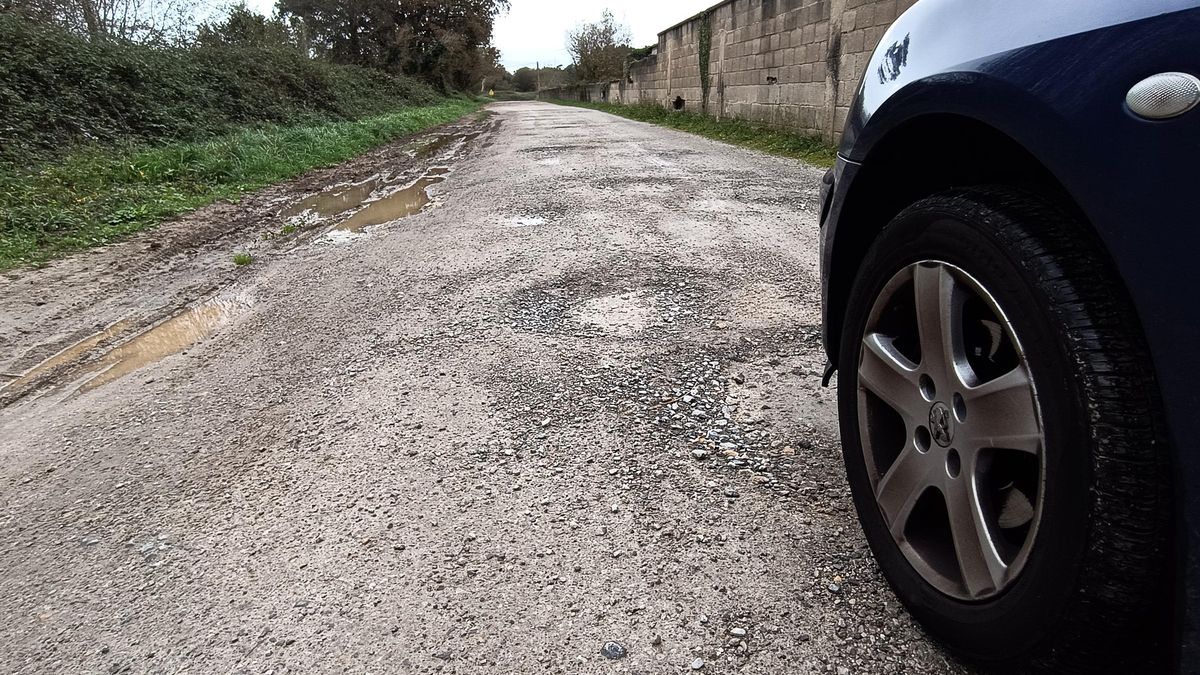 Parte del camino que da acceso al Polígono de La Belga, en Siero.