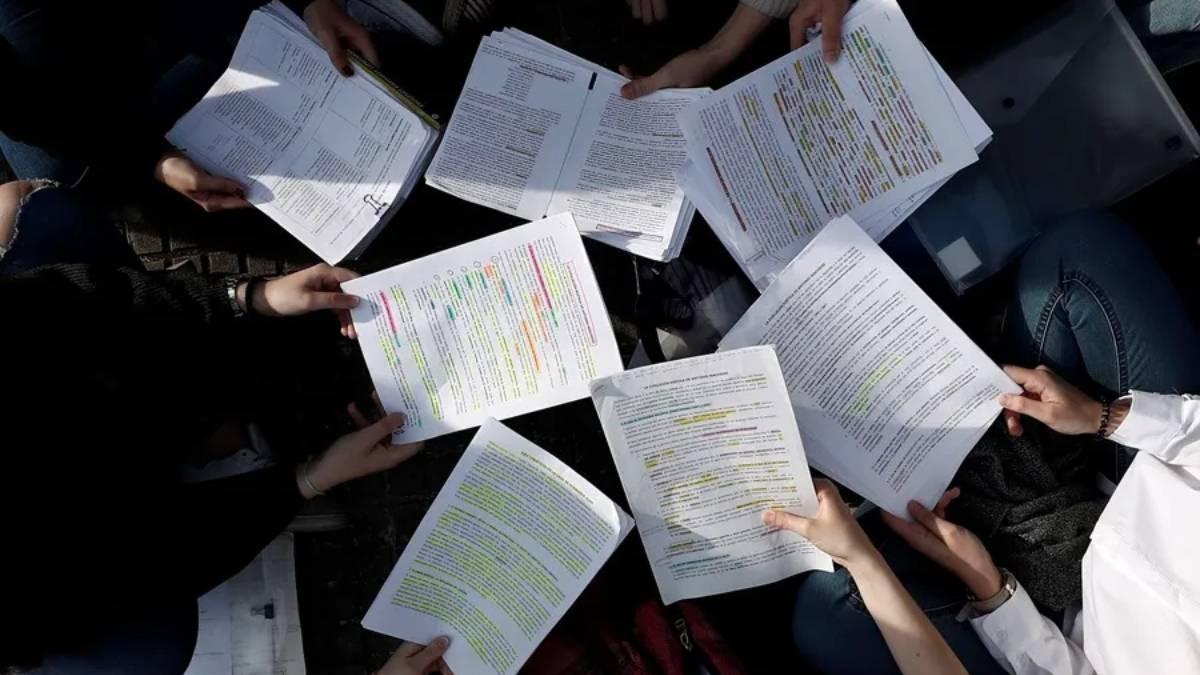 Imagen de archivo de un grupo de estudiantes que repasan los últimos apuntes antes de empezar los exámenes de selectividad.