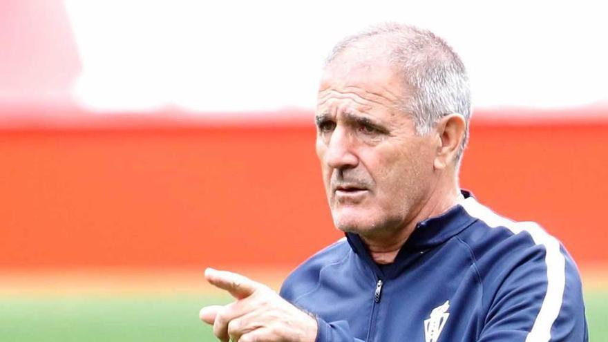 Paco Herrera, durante el entrenamiento de ayer, dando indicaciones a la plantilla.