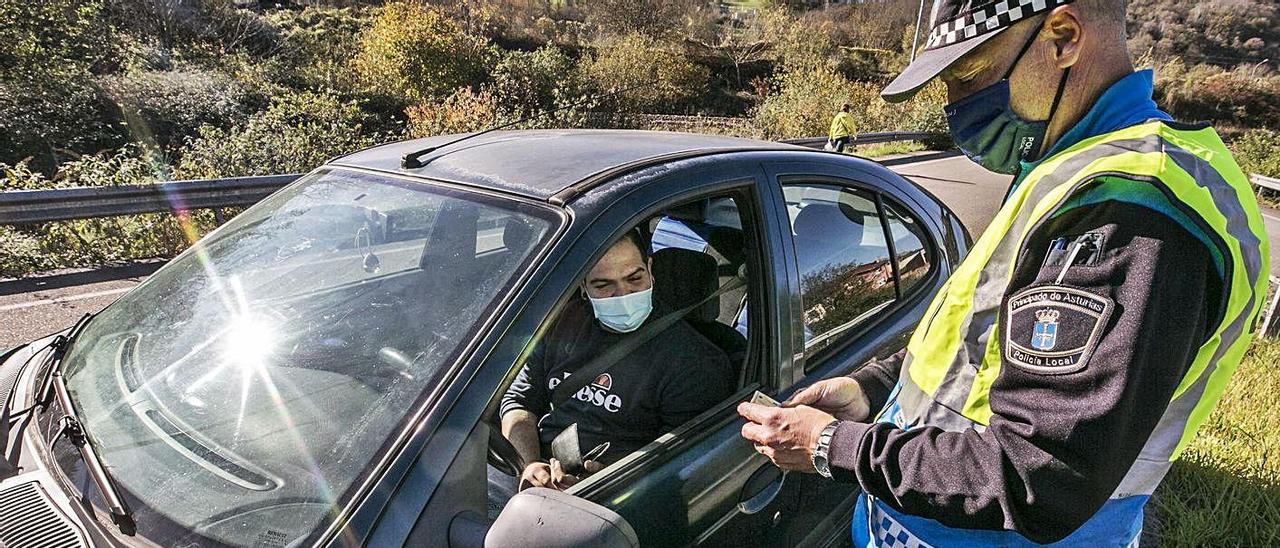 Un agente conversa con un conductor en uno de los controles realizados en Langreo. | Irma Collín