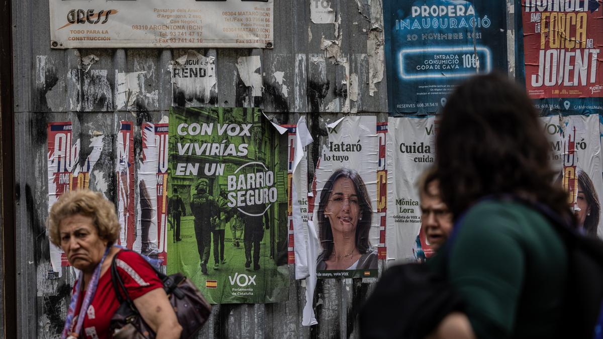 Propaganda electoral de Vox en las calles del barrio de Cerdanyola, en Mataró.