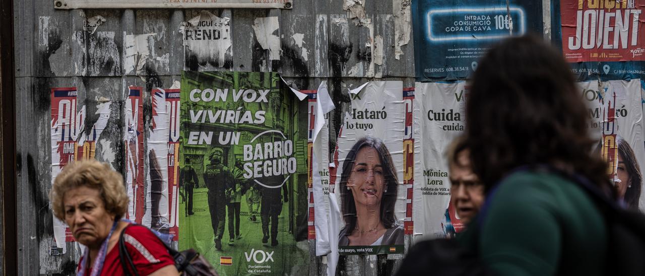 Propaganda electoral de Vox en las calles del barrio de Cerdanyola, en Mataró.