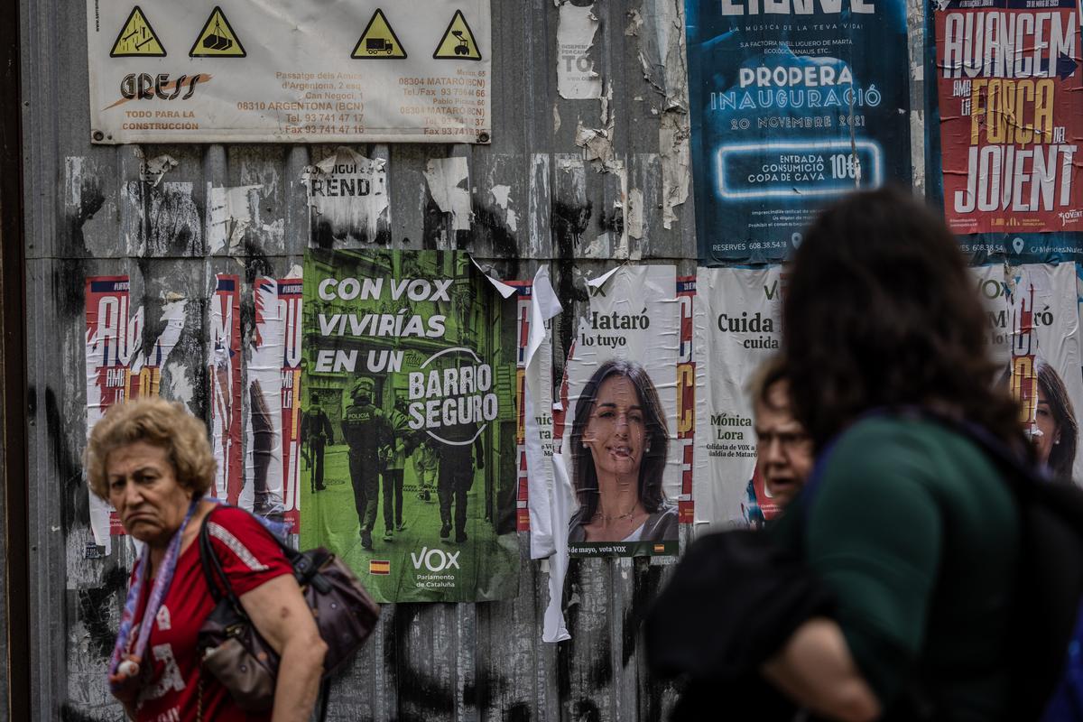 Propaganda electoral de Vox en las calles del barrio de Cerdanyola, en Mataró.