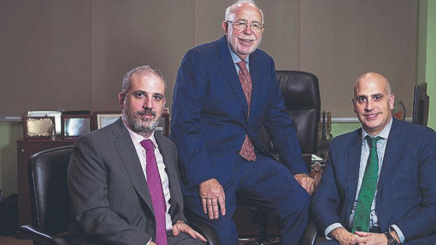 Ángel Lozano, en el centro, presidente y fundador de Redur, junto a sus hijos, Alberto Lozano, a la izquierda, director general de la compañía, y Raúl Lozano, presidente ejecutivo.