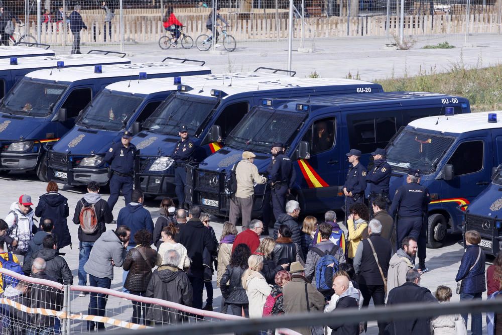 Manifestants tallen les vies del TAV a l'estació de Girona