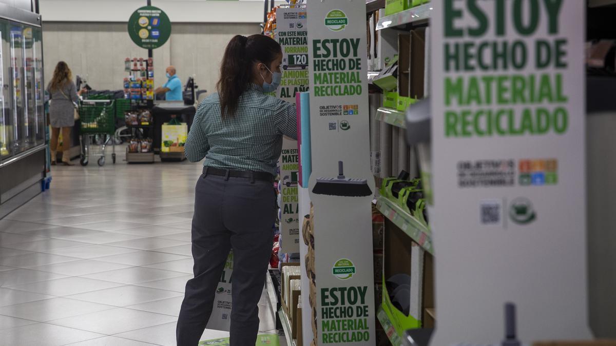 Una trabajadora de Mercadona  en la tienda de Isla de Corfú,  en la ciudad de Alicante.