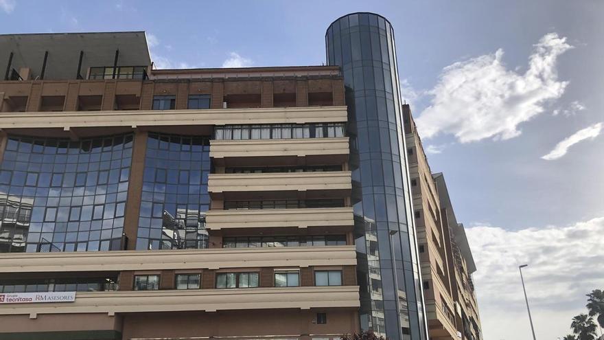 El Edificio Europa, el único bloque de pisos con ascensor panorámico que construyó en Cáceres Julio Simo