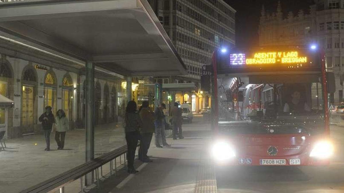 Autobús en la parada de Puerta Real.