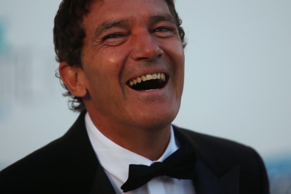 Banderas smiles after arriving at the Starlite ...