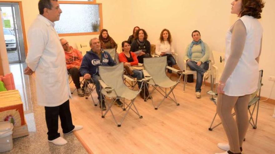 Charla sobre &quot;El valor del perdón&quot; celebrada ayer en las instalaciones de Portal del Mar de A Illa. // N. P.