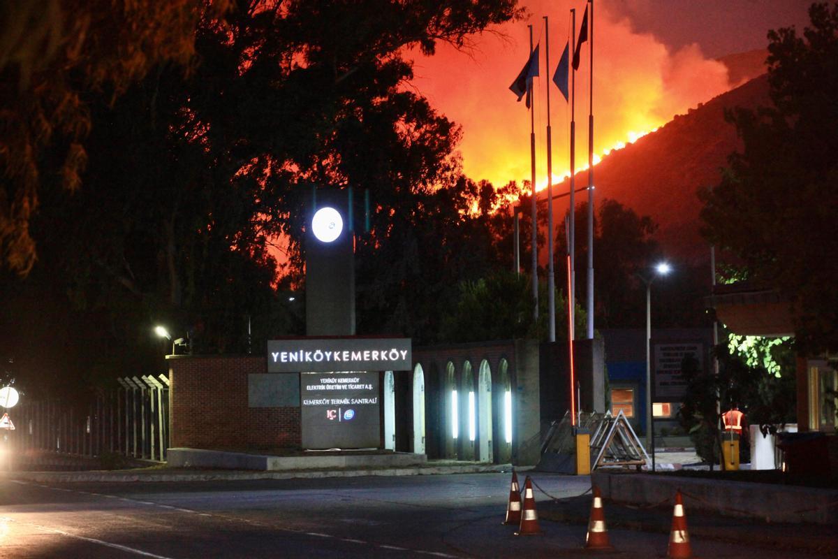 El fuego acecha ala central térmica de Milas.