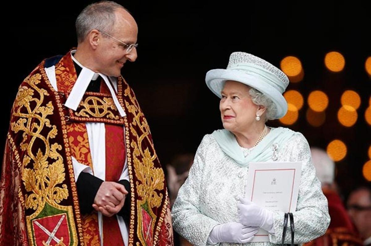 La reina Isabel II i el degà de la catedral de Saint Paul, David Ison, conversen després de la celebració d’acció de gràcies.