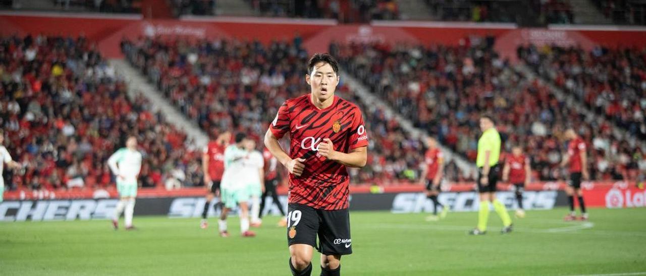 Kang in Lee se dirige a sacar un córner ante Osasuna.