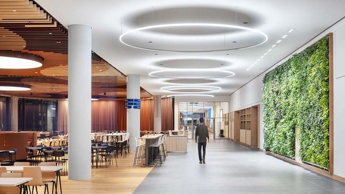 Para oficinas, industrias, comercios o centros de datos, Trilux provee soluciones de iluminación.