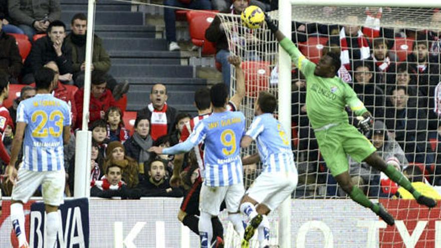 Carlos Kameni se estira para sacar un disparo pegado a la cruceta de Ibai Gómez.