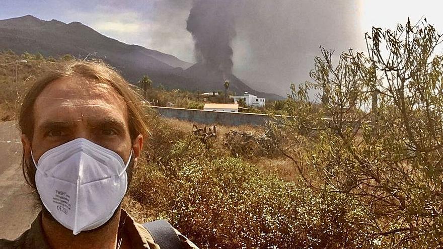 El autor de las fotos, frente a la zona volcánica.