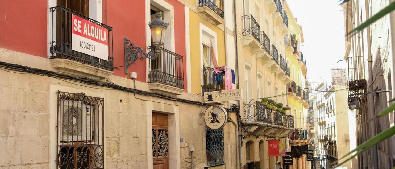 Imágen de archivo de una calle del casco antiguo de Alicante con viviendas de alquiler