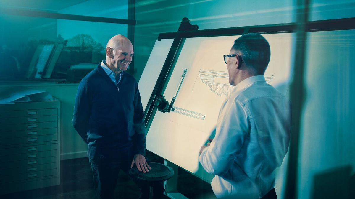 Adrian Newey, en su mesa de dibujo en Silverstone, junto a Andy Cowell