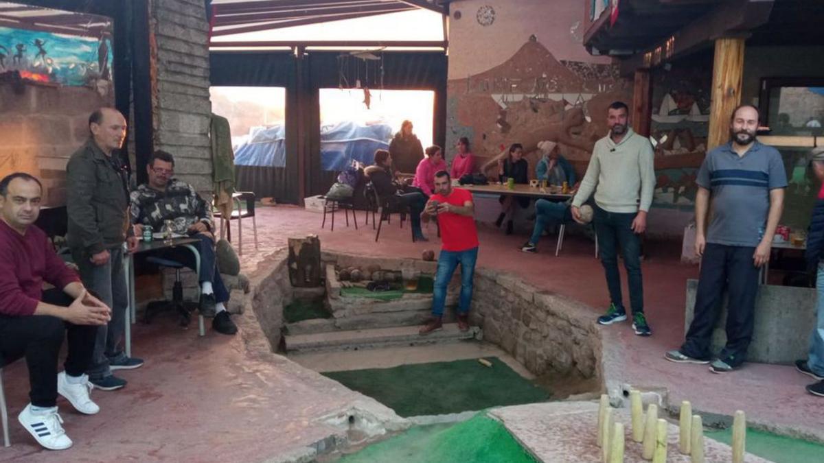 Jugadores del club “Lume nos Cus”, ayer, en las instalaciones.   | // FDV