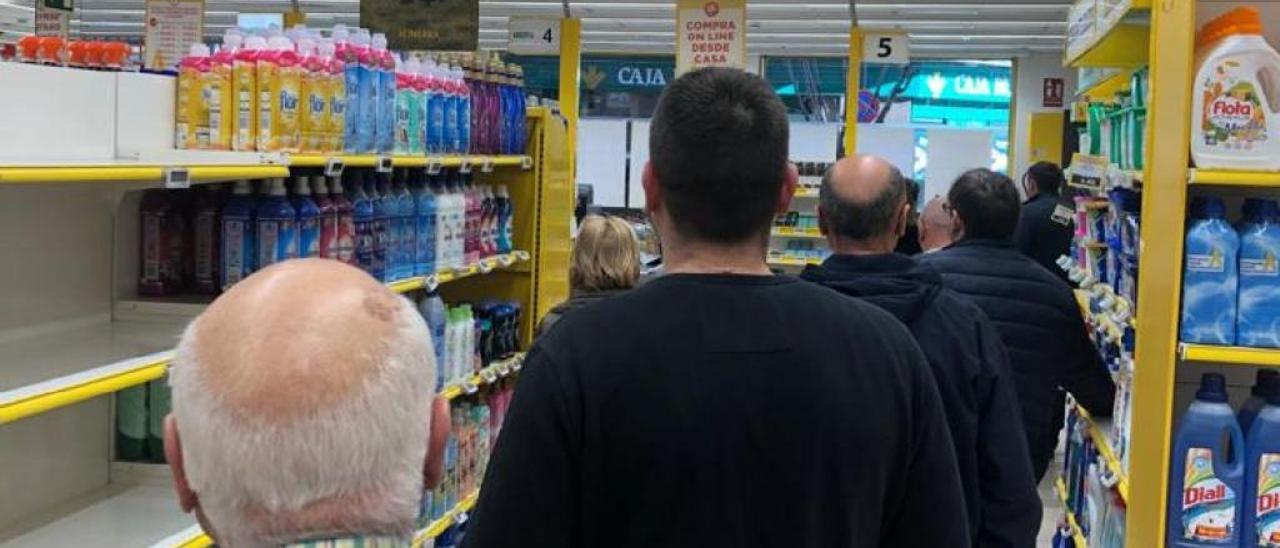 Colas en un supermercado.