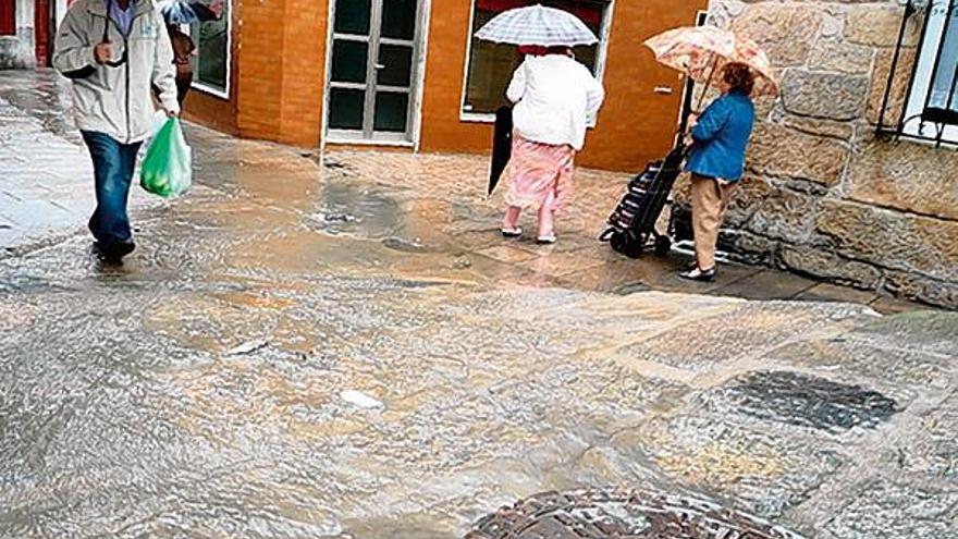 Las lluvias saturan las alcantarillas del Casco Vello, que desbordan más vertidos fecales