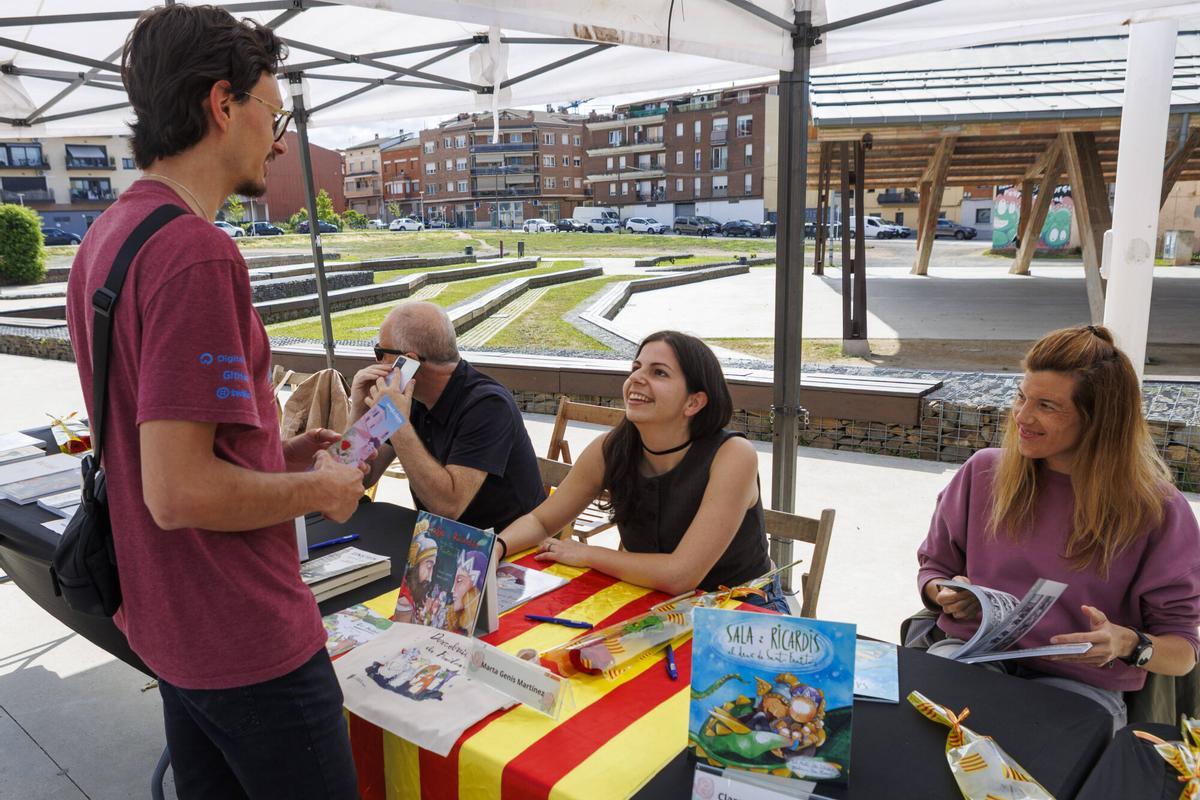 Imatges de la signatura de llibres d'autors locals a Sant Fruitós de Bages
