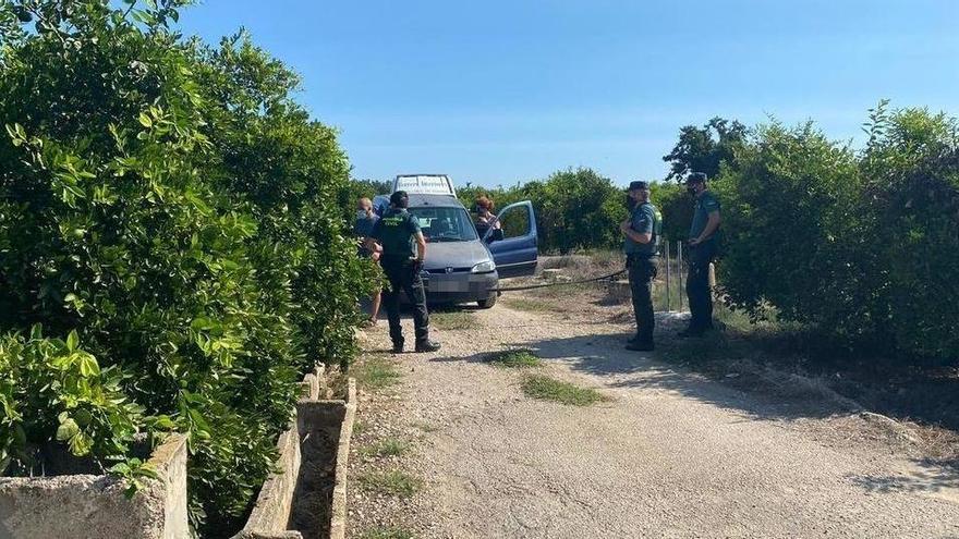 Agentes en el lugar de la fiesta.