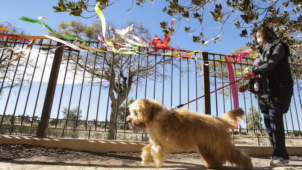 Cintas colocadas en los últimos meses en la valla del parque de perros, también en el PAU 5