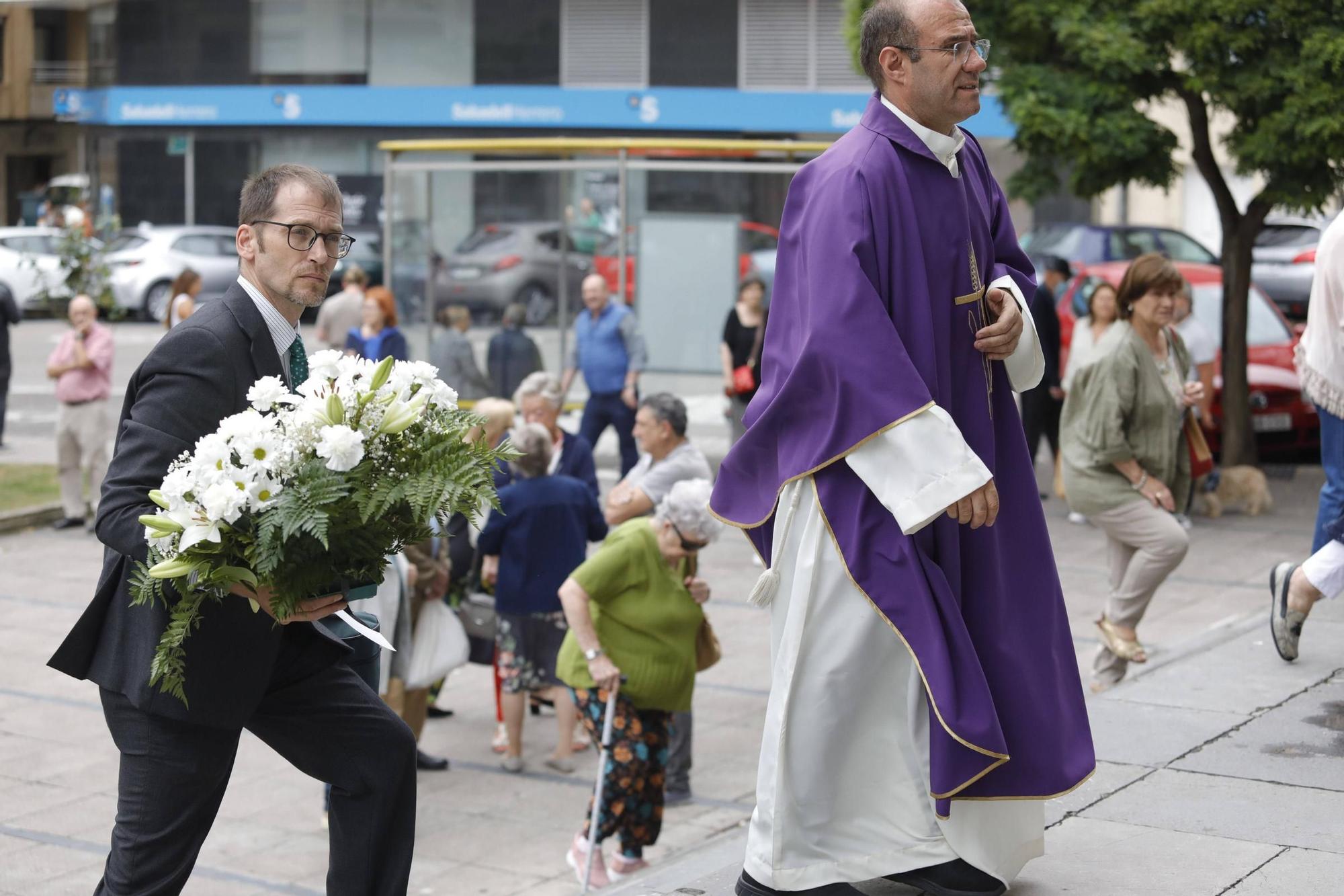 Así fue la despedida y el homenaje de amigos y clientes del Cafetón en Avilés a sus dueños, muertos en León