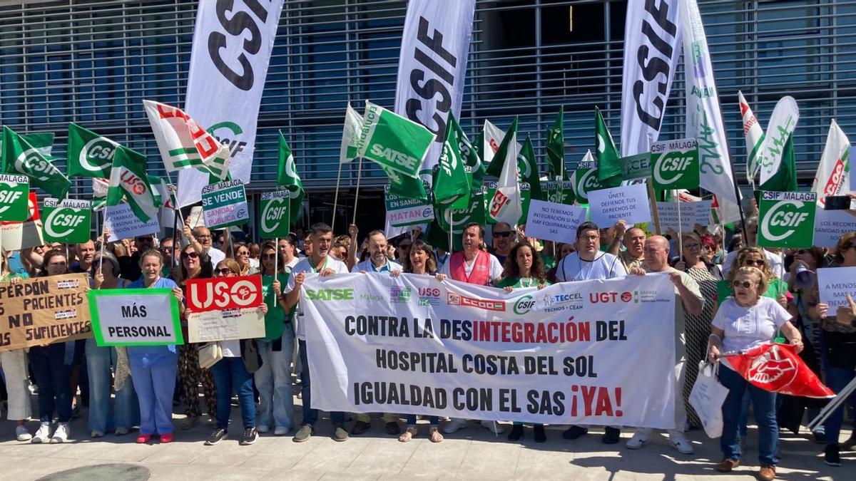 Trabajadores sanitarios del Hospital Costa del Sol, ayer, durante la protesta.