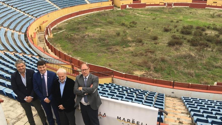 Luis Miguel, Cristóbal Garre, Fernando Huete y Rafael Sánchez, en la plaza de toros de Puerto Banús, que se transformará en el Madrid Arena.