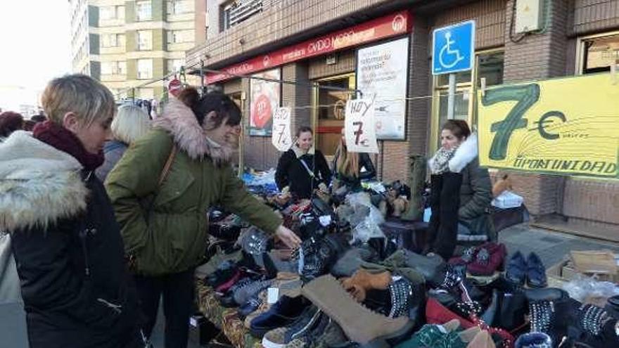 Dolores Rodríguez y María Jesús García miran calzado en el puesto de Begoña Salazar, ayer, en el mercadillo de la Pola.