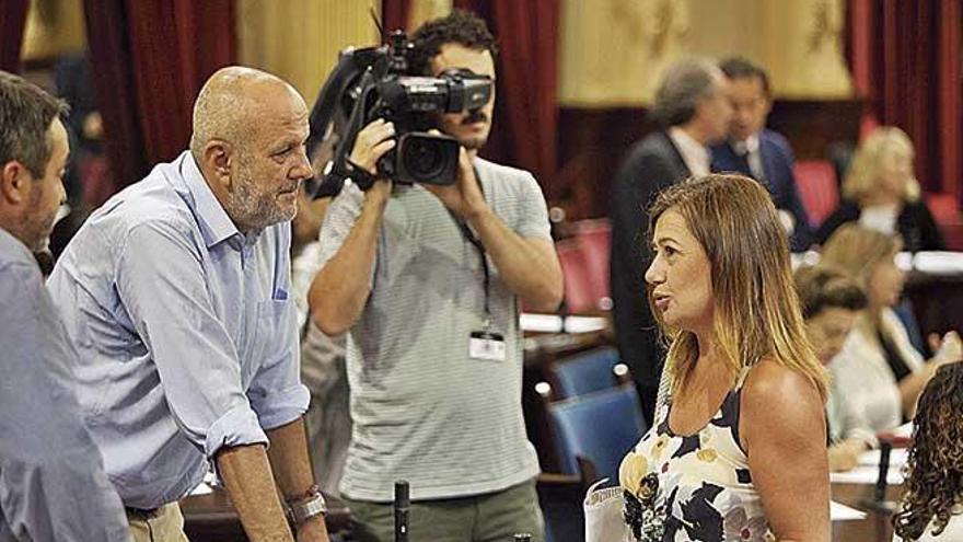 El portavoz de MÃ©s, Miquel Ensenyat, conversa con Francina Armengol en el Parlament.