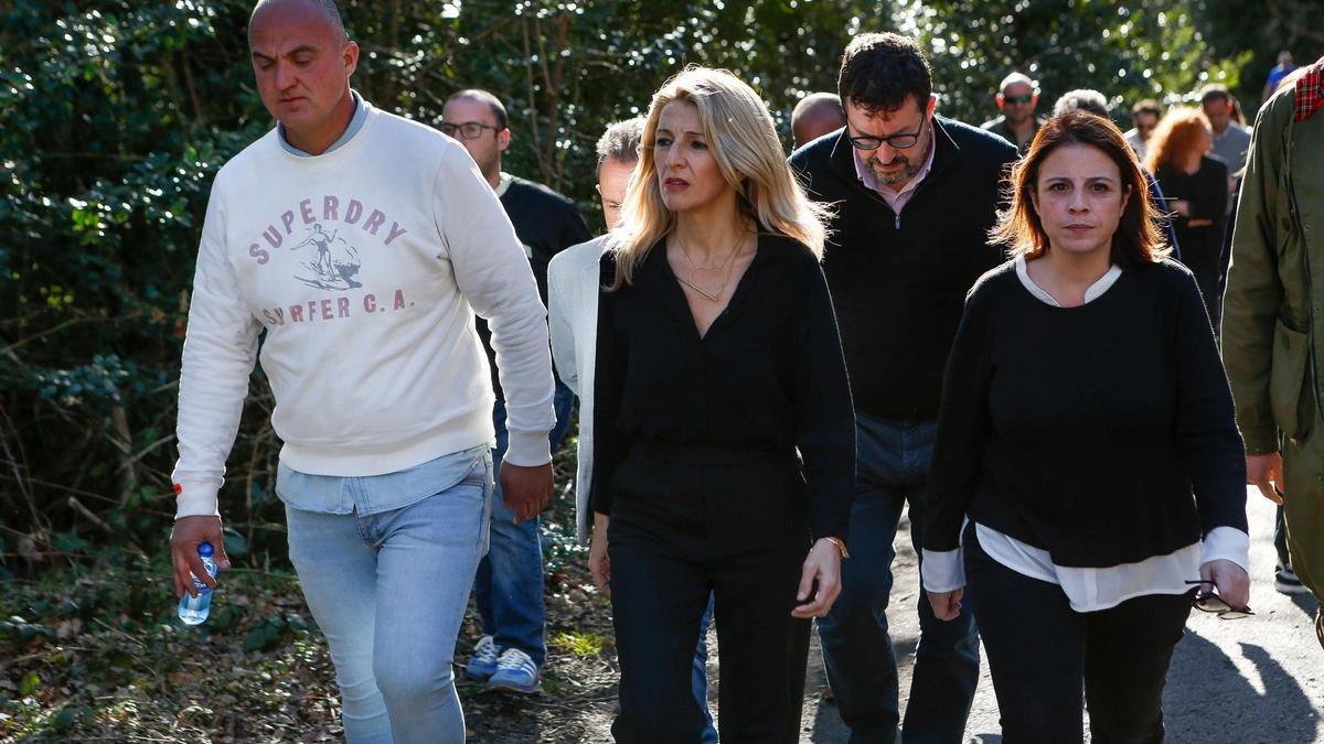 Yolanda Díaz, en el centro, el pasado abril, visitando el lugar del accidente minero de Cerredo, junto a la delegada Adriana Lastra, a la derecha.