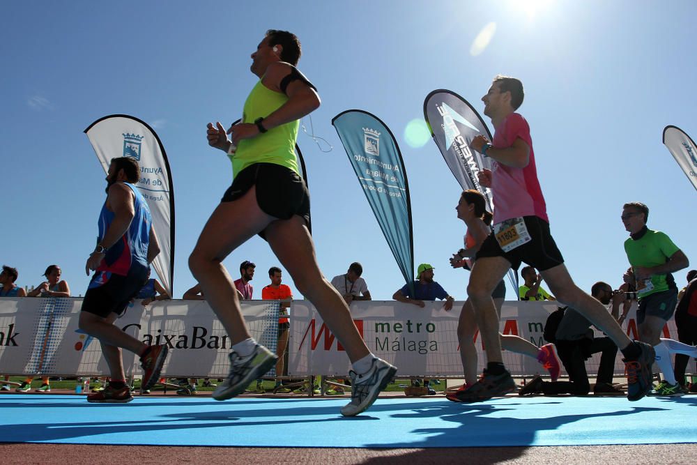 El Mouaziz, del Club Nerja de Atletismo ha vuelto a imponerse en la prueba, que ha alcanzado una participación récord con 7.500 corredores