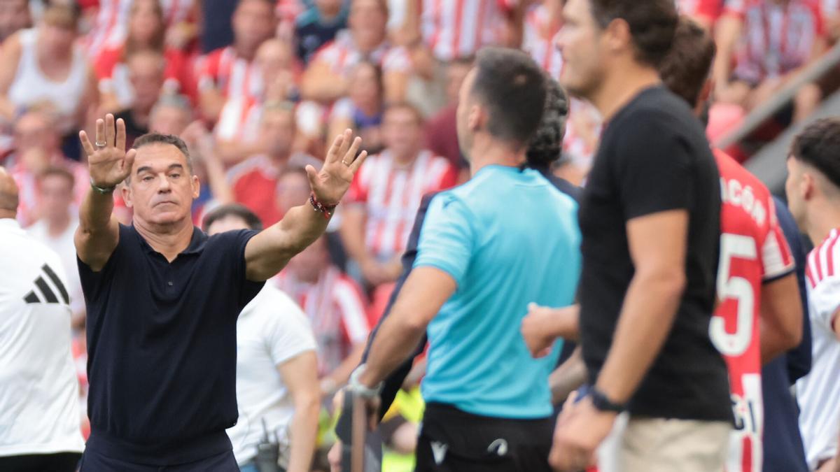 Luis García Plaza durante el partido de LaLiga entre el Athletic y el Sevilla, este sábado en el estadio de San Mamés