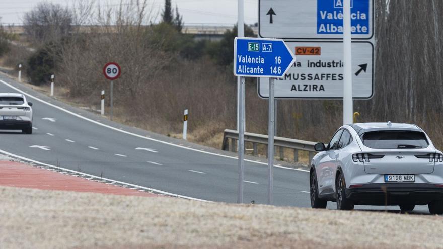 Ford prueba dos Mustang eléctricos en los alrededores de la factoría de Almussafes, en una imagen captada el 16 de febrero. | GERMÁN CABALLERO