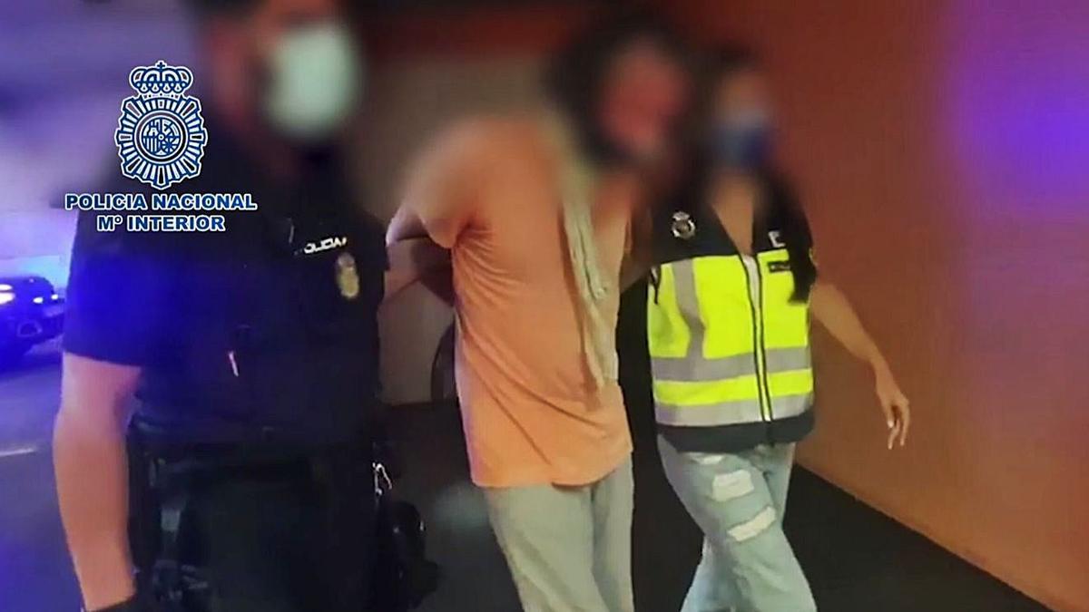 Dos policías trasladan al fugitivo apresado en Benissa.