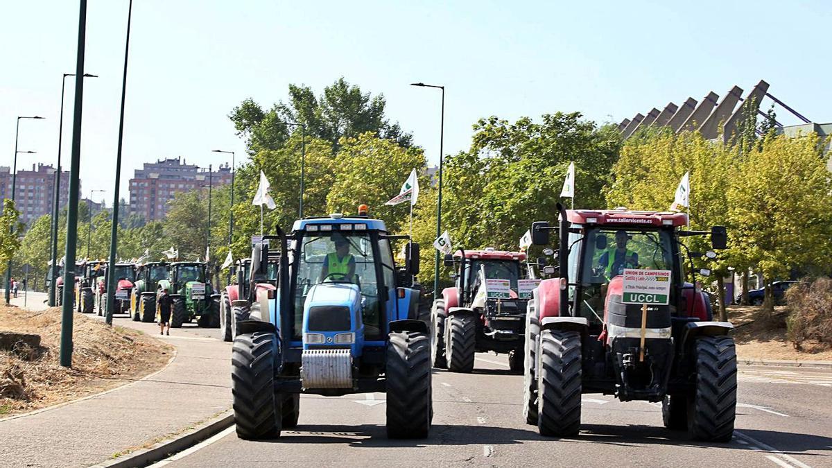 Una tractorada en Valladolid pide la PAC para los agricultores  | ICAL