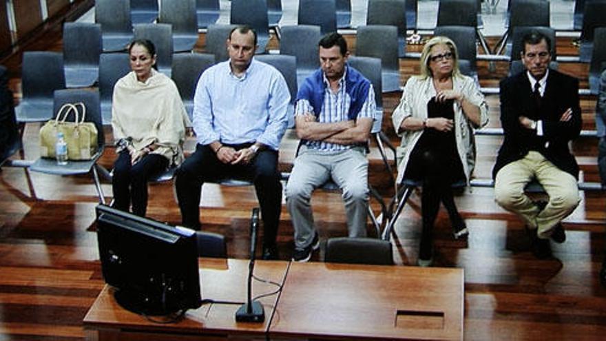 De izquierda a derecha, los siete acusados en el caso Blanqueo.