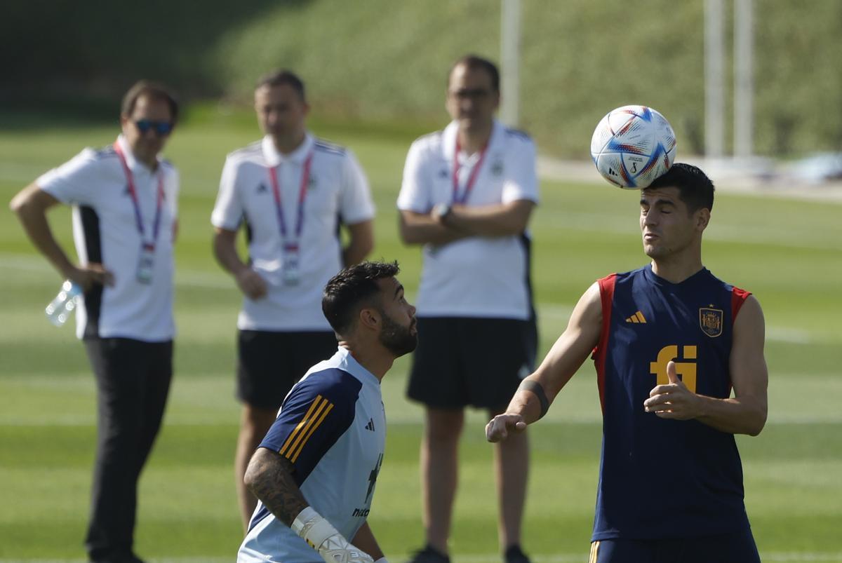 El portero David Raya y el delantero Álvaro Morata, durante una sesión de entrenamiento celebrada en la Universidad de Catar, en Doha.