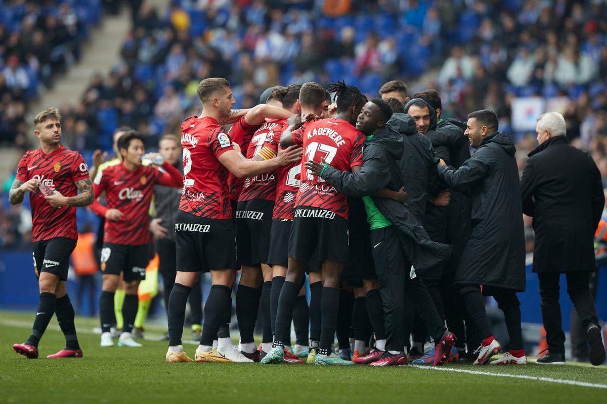 Los bermellones celebran el tanto de Muirqi, anotado al filo del descanso.