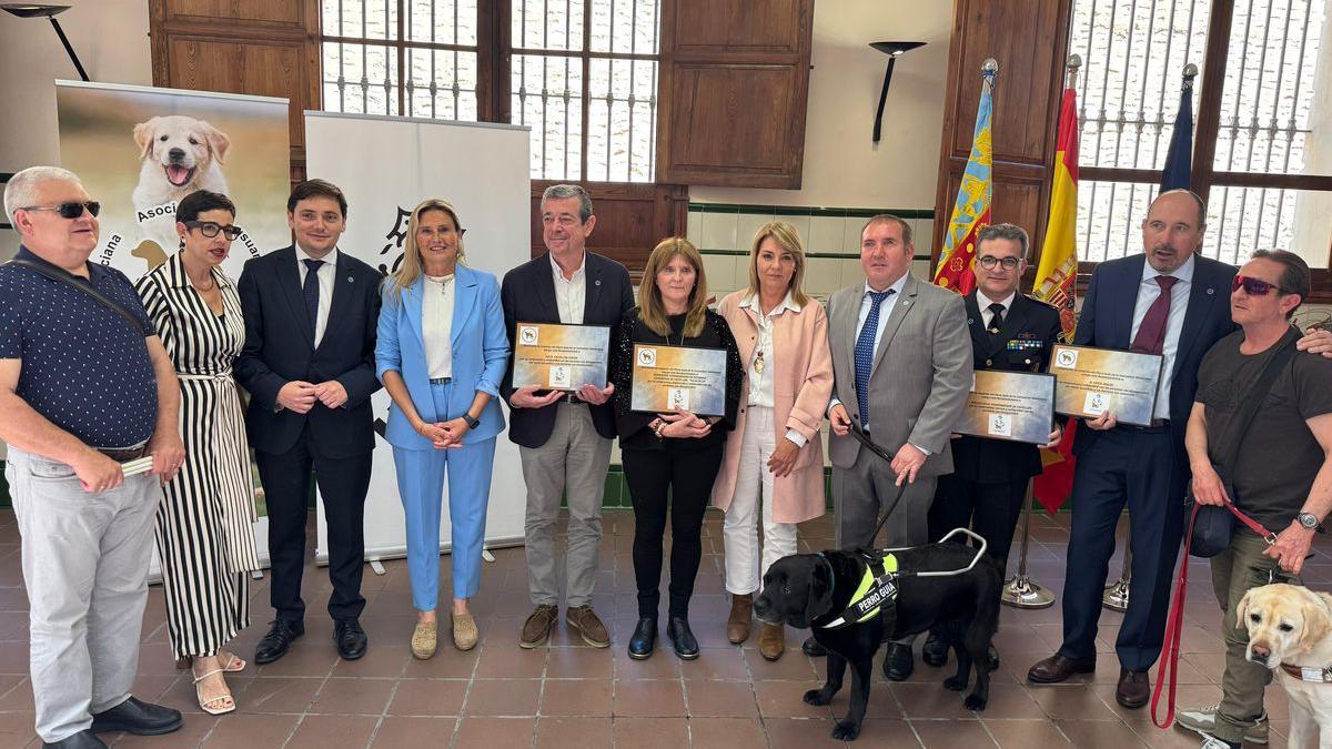 Susana Camarero con los premiados en los premios.