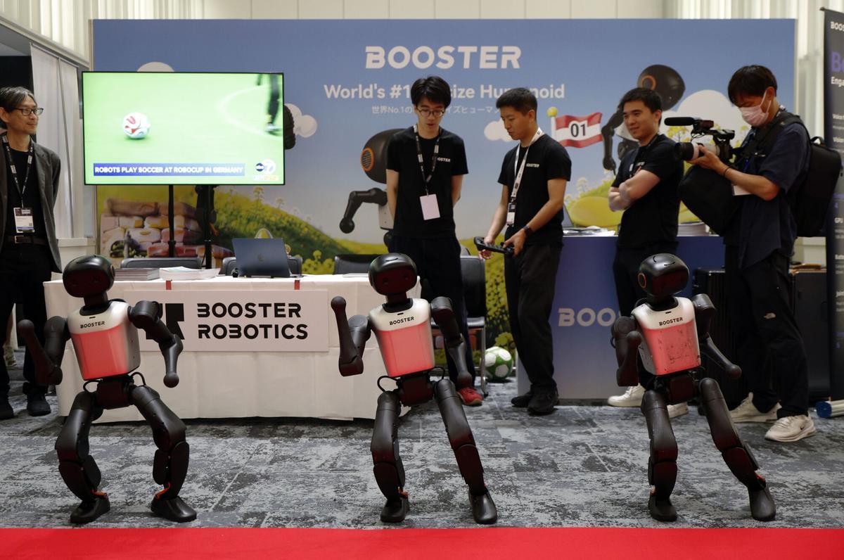 Los robots Booster K1 realizan un baile durante la Cumbre de Humanoides en Tokio.